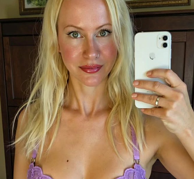 Neben ihren Camshows hat die BlondeHexe auch schon viele Privatficks aufgenommen