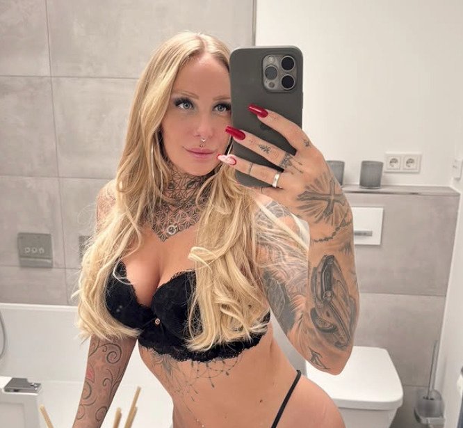 Wer es besonders pervers mag, sollte die Camshow von Lara CumKitten einschalten
