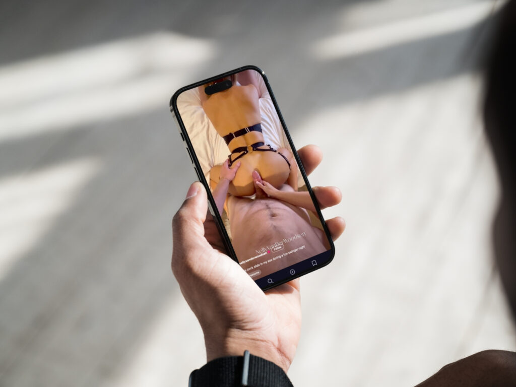 FikFap lässt sich wie die TikTok App bedienen, nur dass sich hier ausschließlich NSFW Inhalte finden lassen