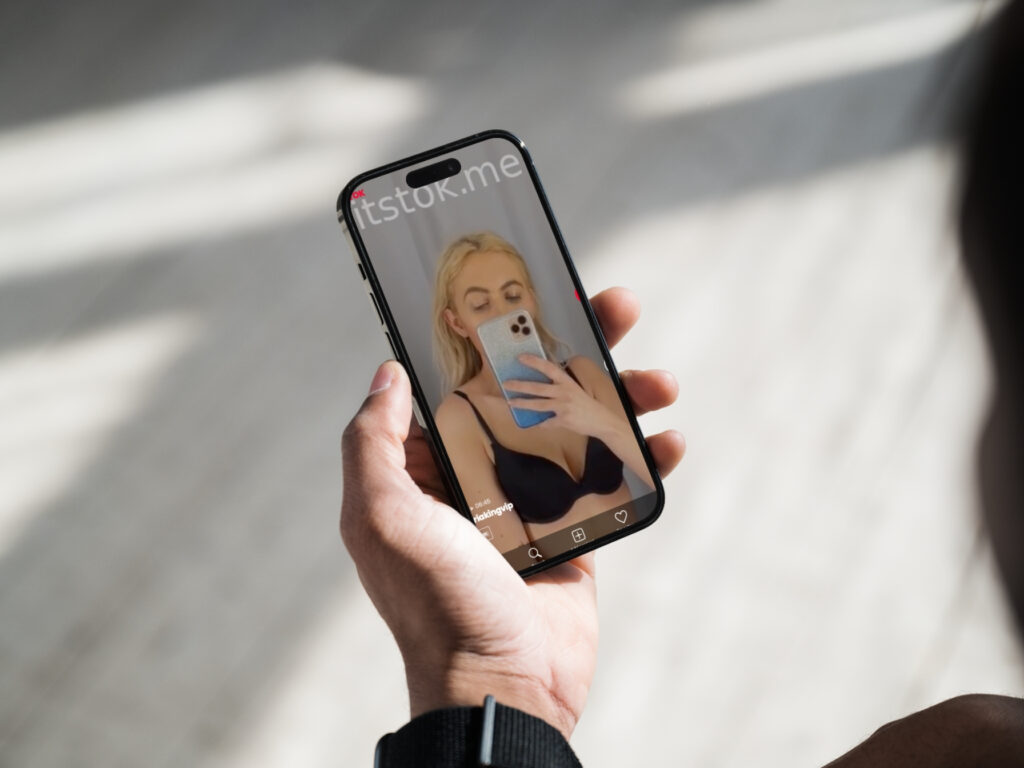 TitsTok hat viel exklusives Material, hat aber leider relativ viel Werbung eingebunden